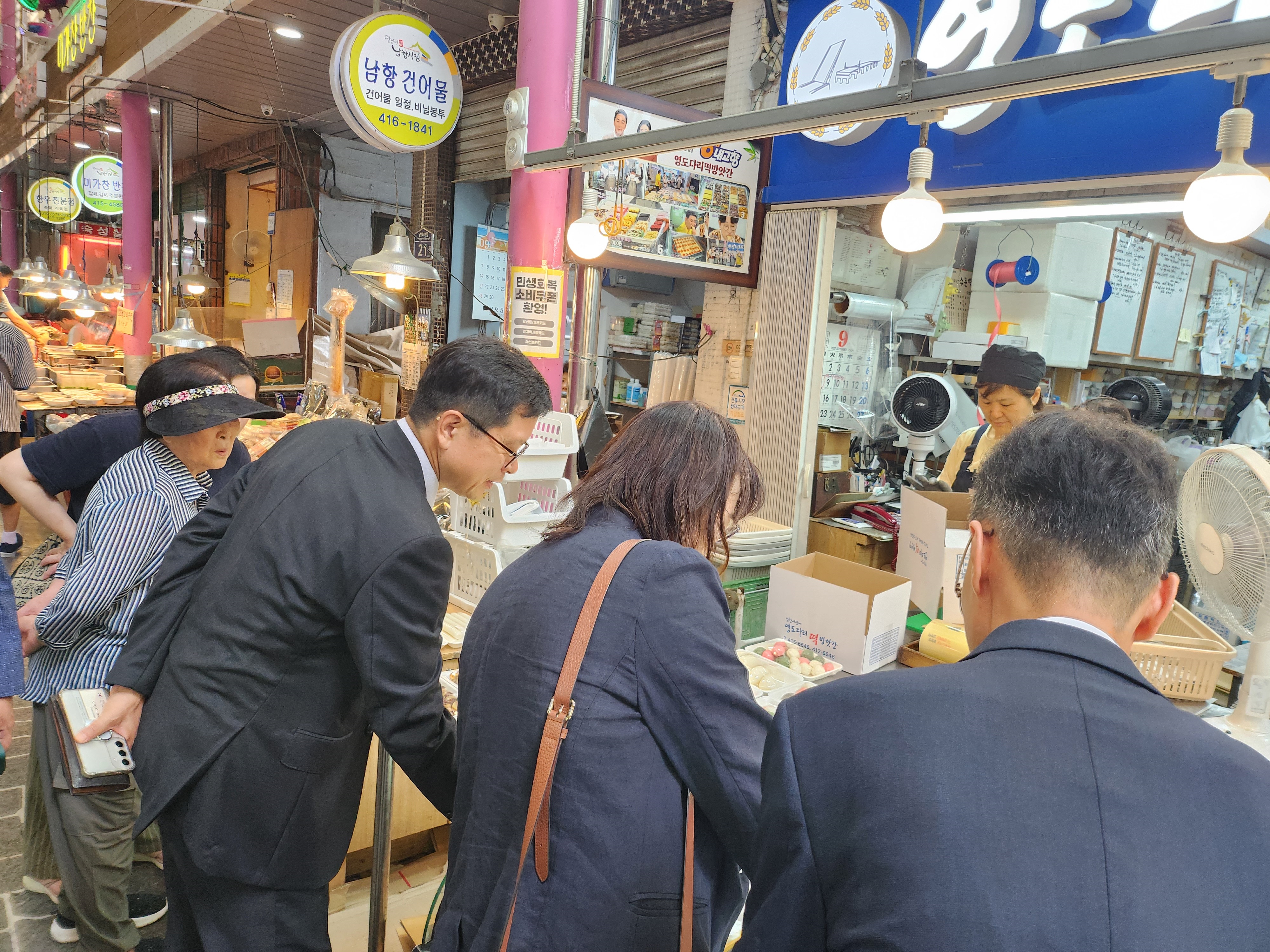 남항시장 장보기 장면.jpg