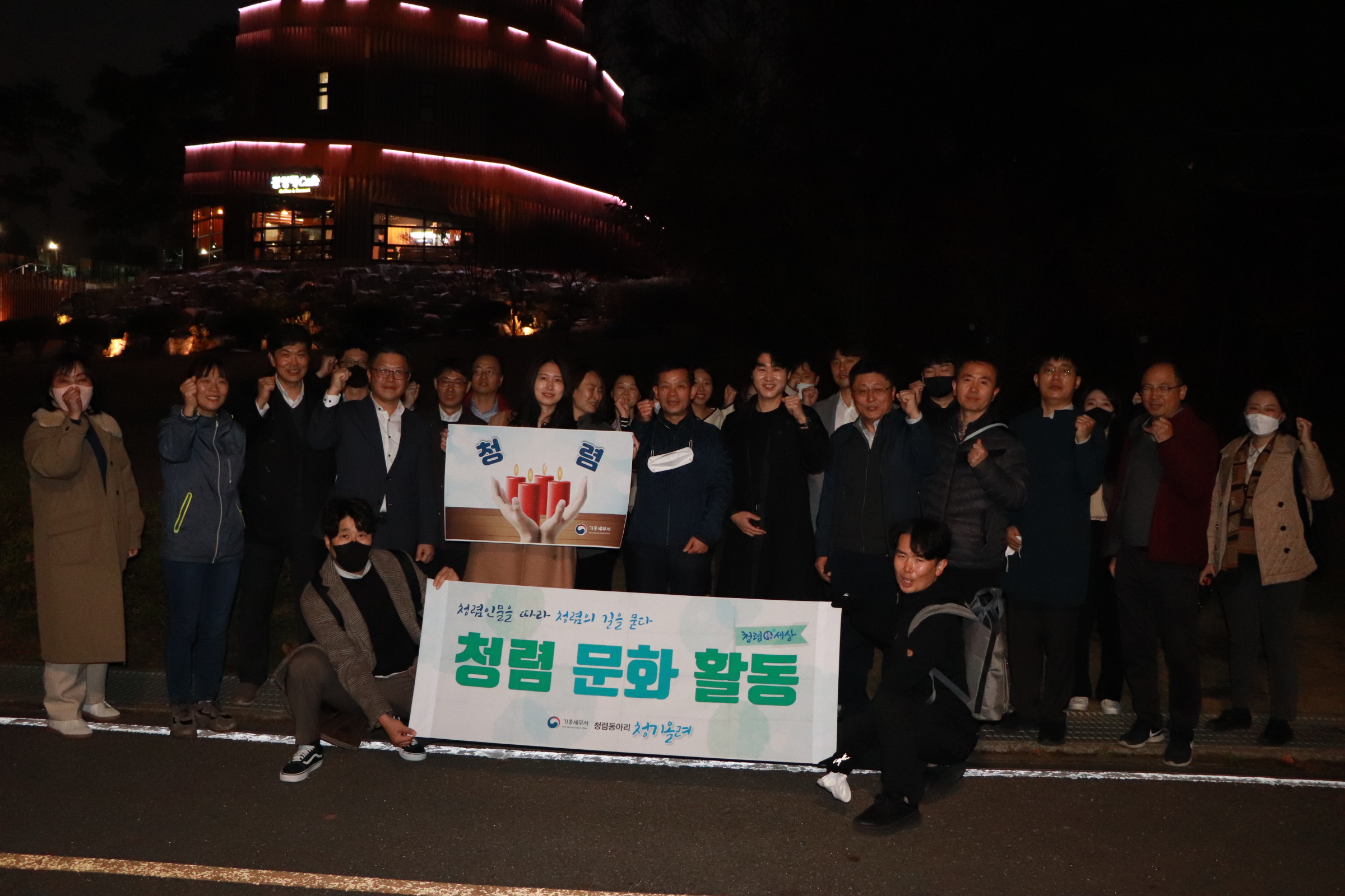 전망대 앞 단체 사진.JPG