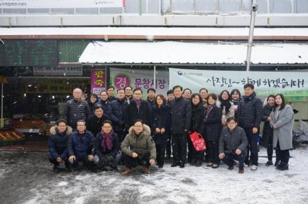 문창시장을 방문한 대전세무서 직원일동