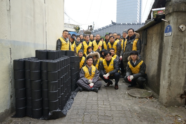 연탄나눔행사에 참여한 직원들