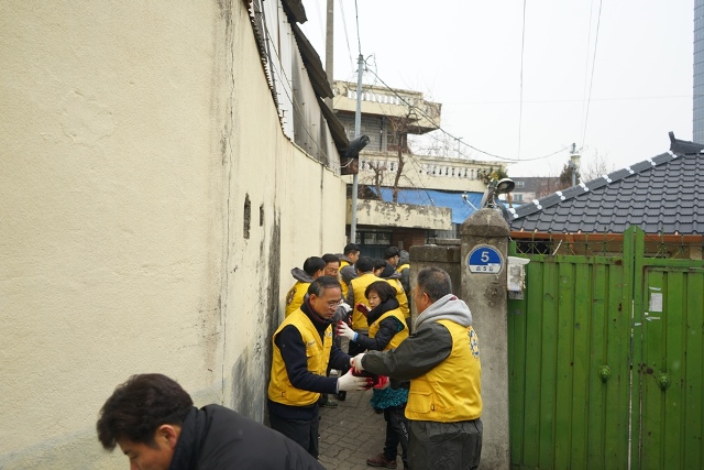 하나하나 정성스럽게 사랑을 전달하는 모습