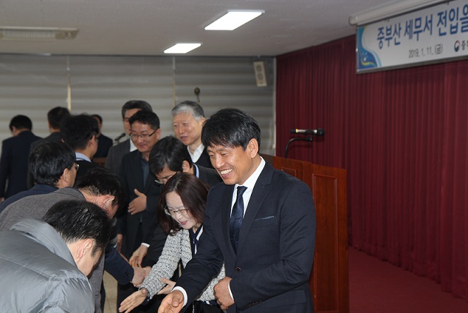 <전입직원과 서장님 및 각과 과장님들과의 인사>