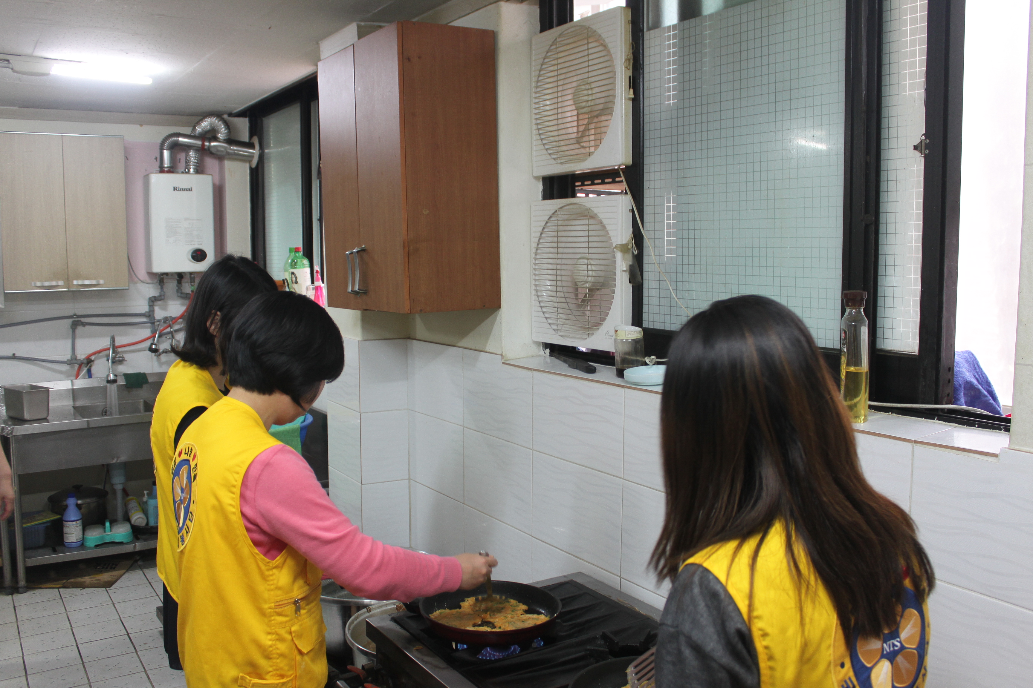 음식을 만드는 직원들