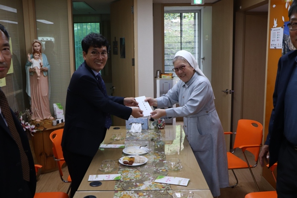 위문금을 전달하는 기흥세무서장