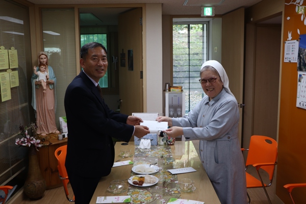 위문금을 전달하는 기흥세무서 세정협의회 위원장