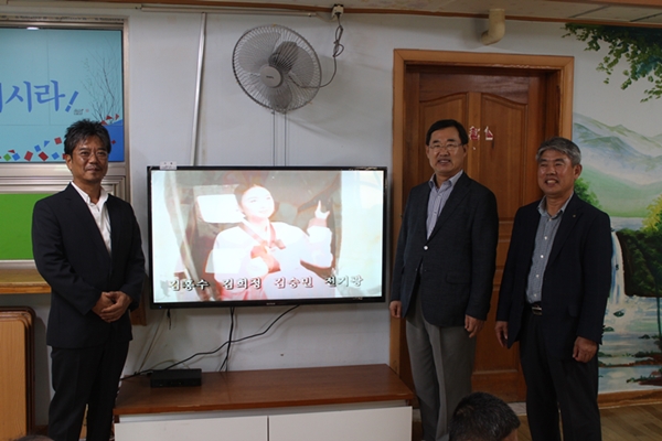 기증한 tv 앞에서